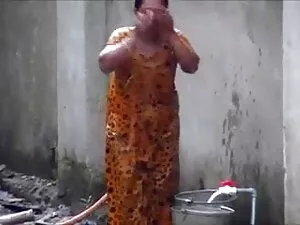 ब्लाइंडफोल्डेड लेडीज ...