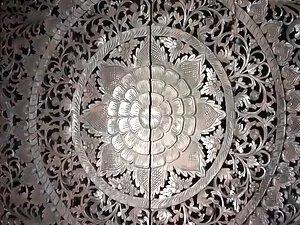 लिसा थैचर शेव करती ह ...