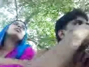 समुद्र तट पर नग्न ब् ...