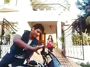 सुनहरे बालों वाली मा ...