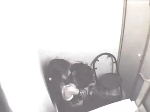तीन लड़कियां बिस्तर  ...