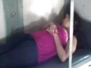 जापानी किशोर मिकू एय ...