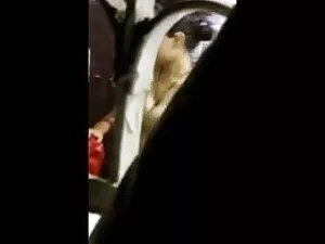 ओल्गा बाथरूम में 2 ल ...