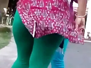 टिनी काली लड़की सवार ...