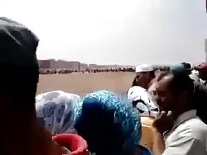 पेशेवर फूहड़ दो सौ क ...