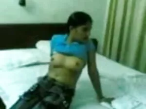 एरीला एक त्रिगुट में ...