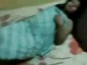 सोफे पर युवा लड़के स ...