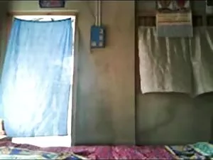 छोटे स्तन और मुंडा स ...