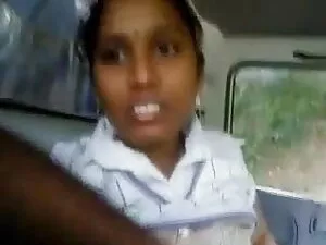 विक्की वेट सोफे पर ग ...